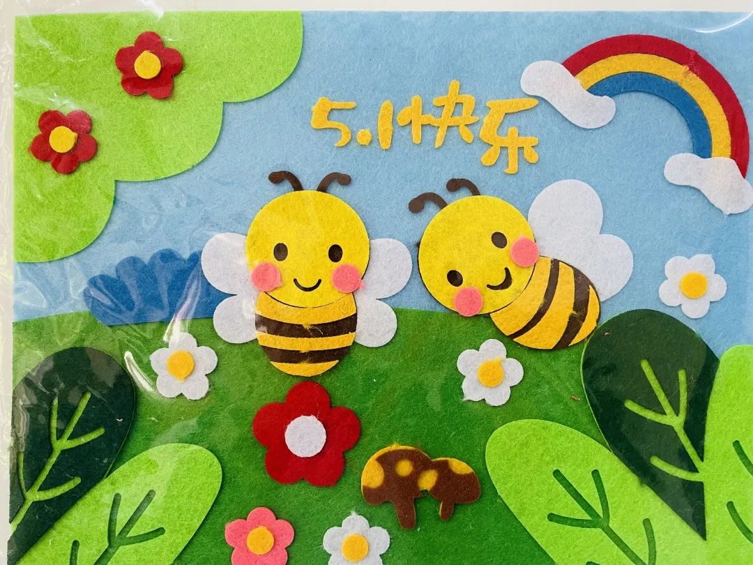 和"勤劳的小蜜蜂……"志愿者们带领小朋友一起制作"劳动节"主题布贴画
