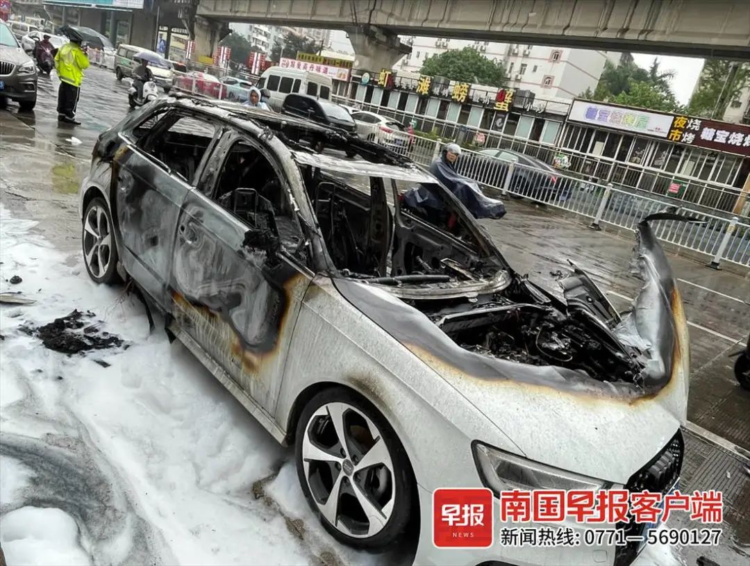 一奥迪车被烧毁,司机受伤