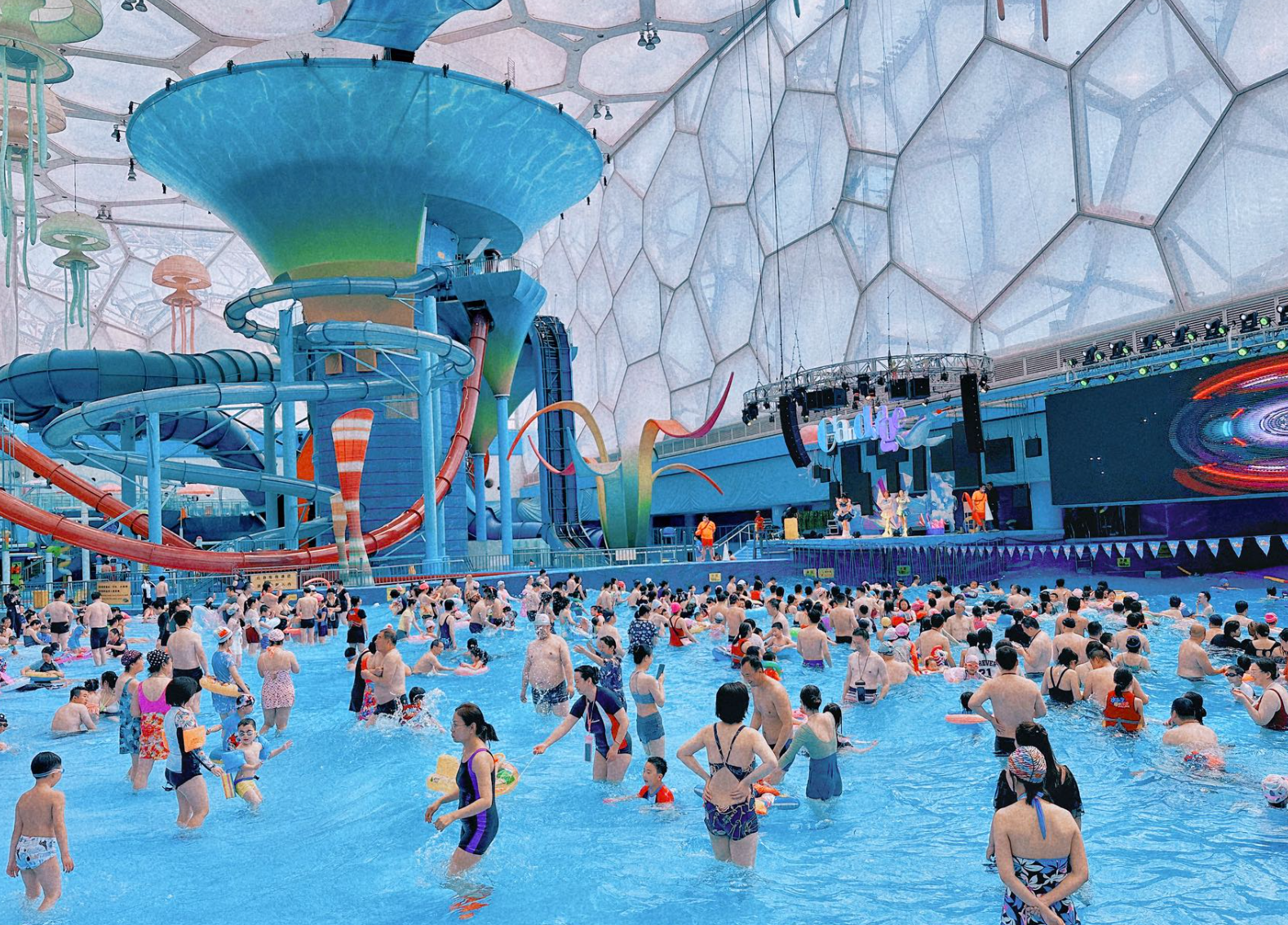 "五一"水立方嬉水乐园迎客流高峰__财经头条