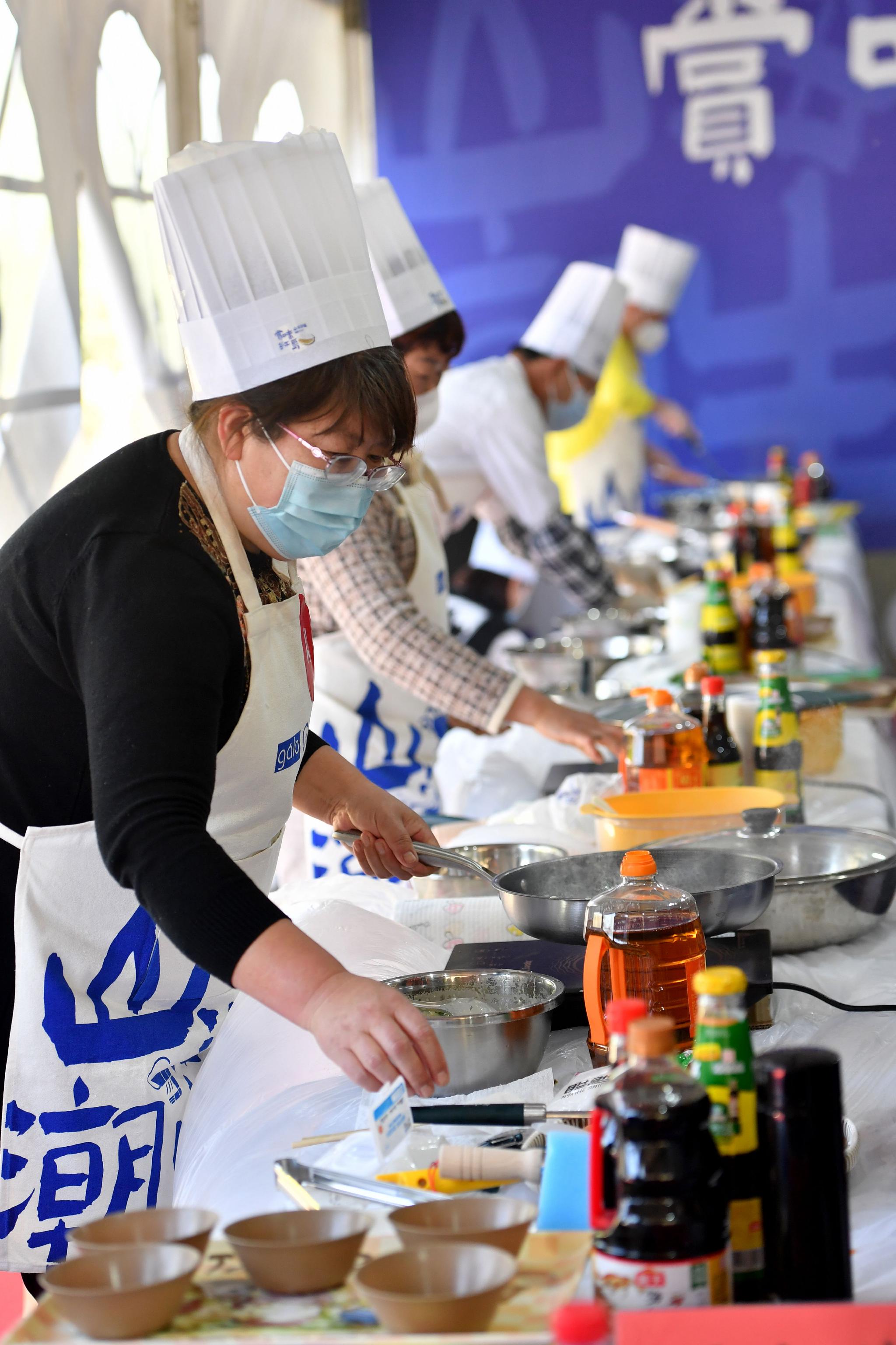 4月29日,在青岛市城阳区举办的第十八届"红岛蛤蜊节"海鲜厨艺大赛活动