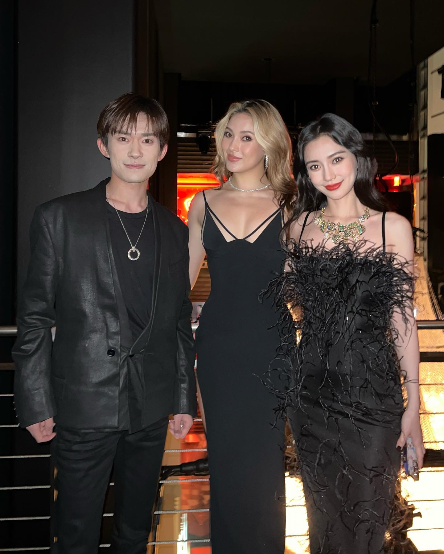 谷爱凌晒与易烊千玺,angelababy合影,身着紧身长裙但没p图__财经头条