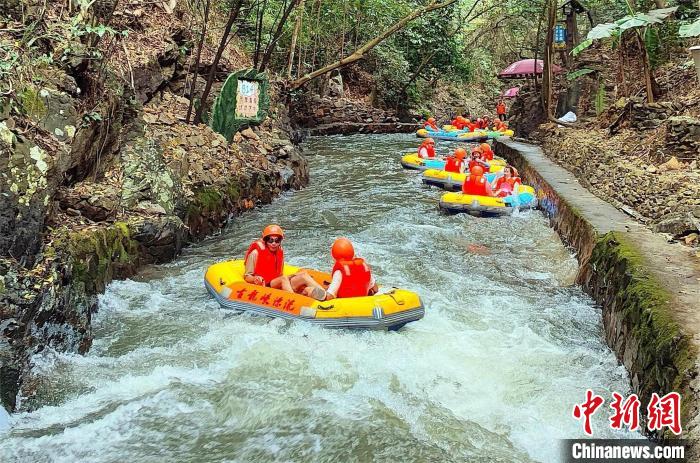 “五一”假期首日广东迎出游高峰 游客数量激增休闲区蓝鸢梦想 - Www.slyday.coM