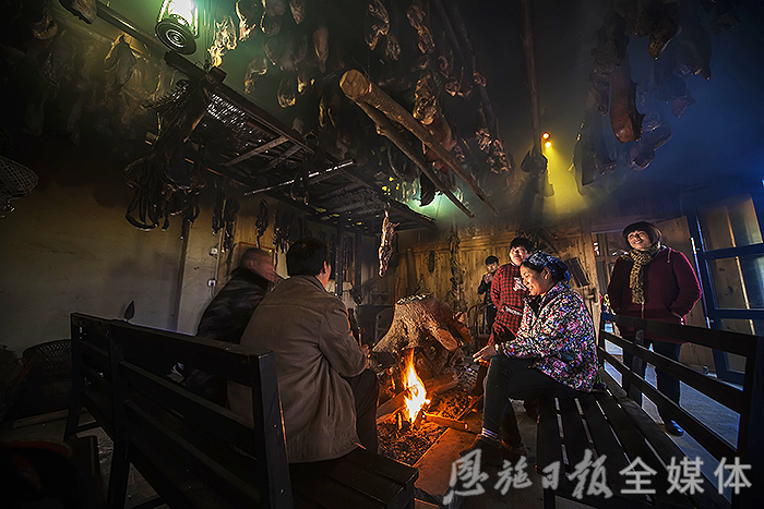 火塘腊肉香.(赵恩峰摄)