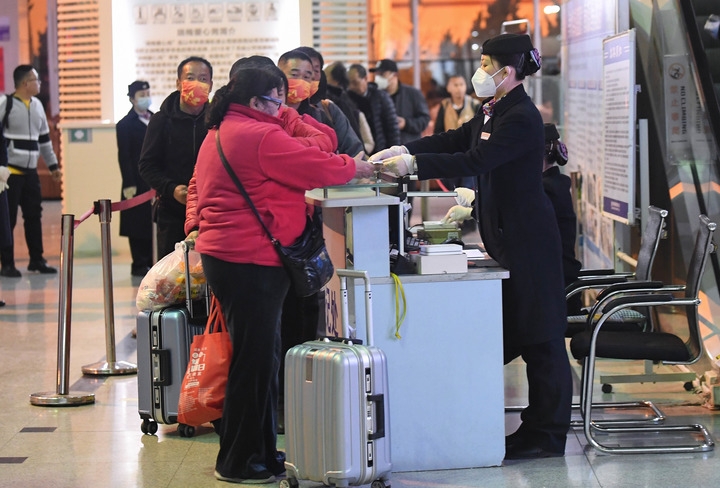 4月25日，在大连旅顺西站，中铁渤海轮渡公司的工作人员为旅客实名制登记。新华社记者 龙雷 摄