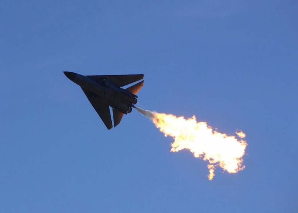 澳大利亚空军F-111战斗机进行喷火表演。