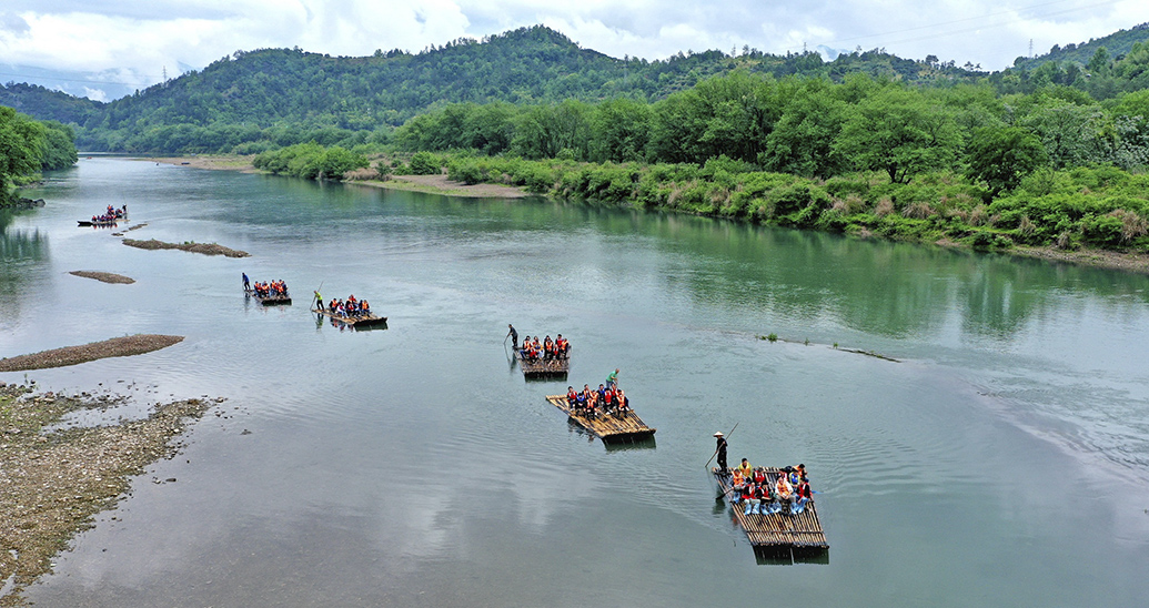 2023年4月29日,台州,仙居县永安溪游客在乘坐生态竹筏漂流.