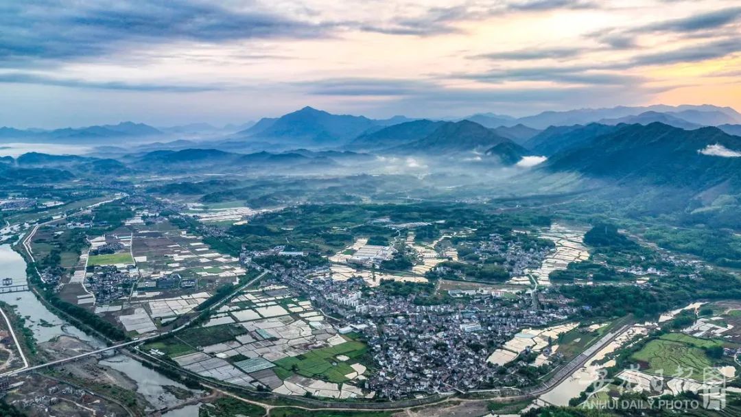4月28日航拍的宣城市旌德县三溪镇,云雾在山峦,乡村,田野上空流淌漫舞