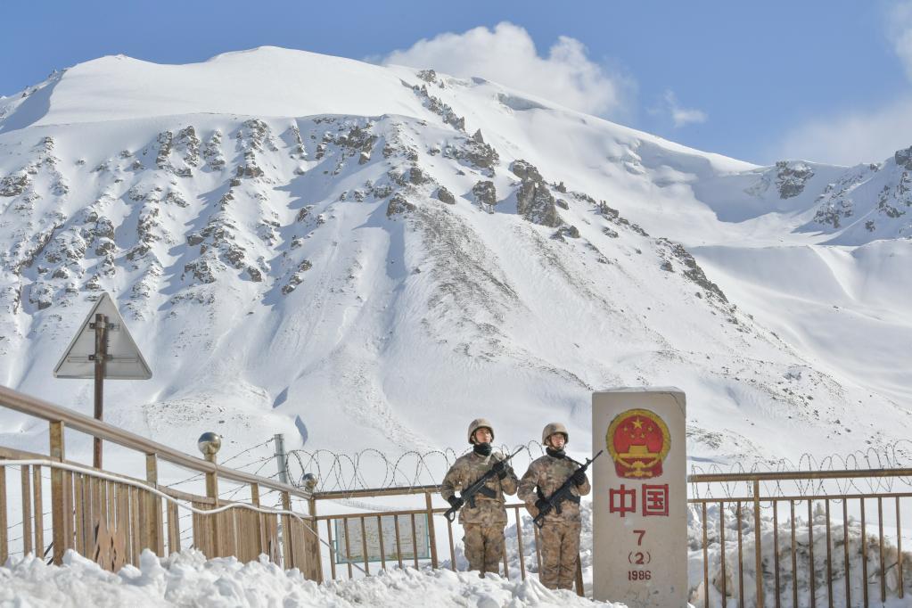 4月13日,周林平(右)和高光辉在中国和巴基斯坦边境7号界碑处执勤.