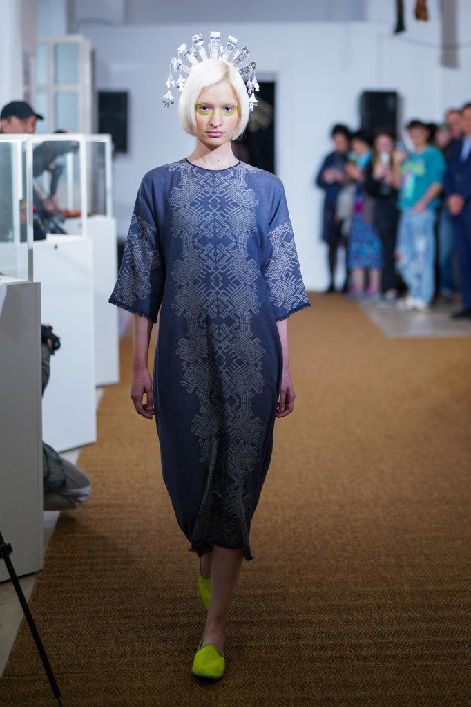 4月17日,模特在2023年意大利米兰设计周上展示黎族服饰.