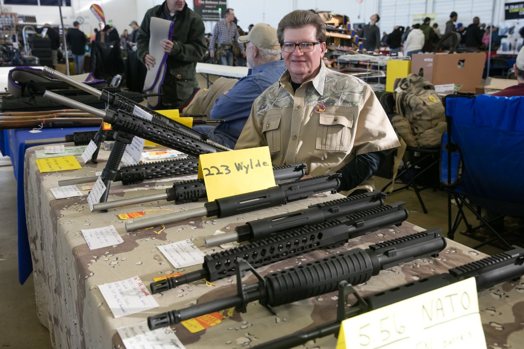 这是2017年1月7日在美国得克萨斯州达拉斯拍摄的枪展展台.