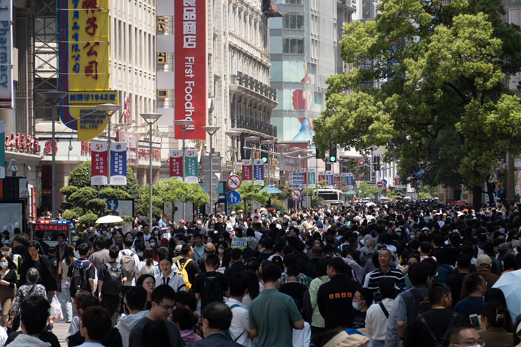 五一假期首日上海外滩客流超42万人次,警方全力保障安全|治安_新浪
