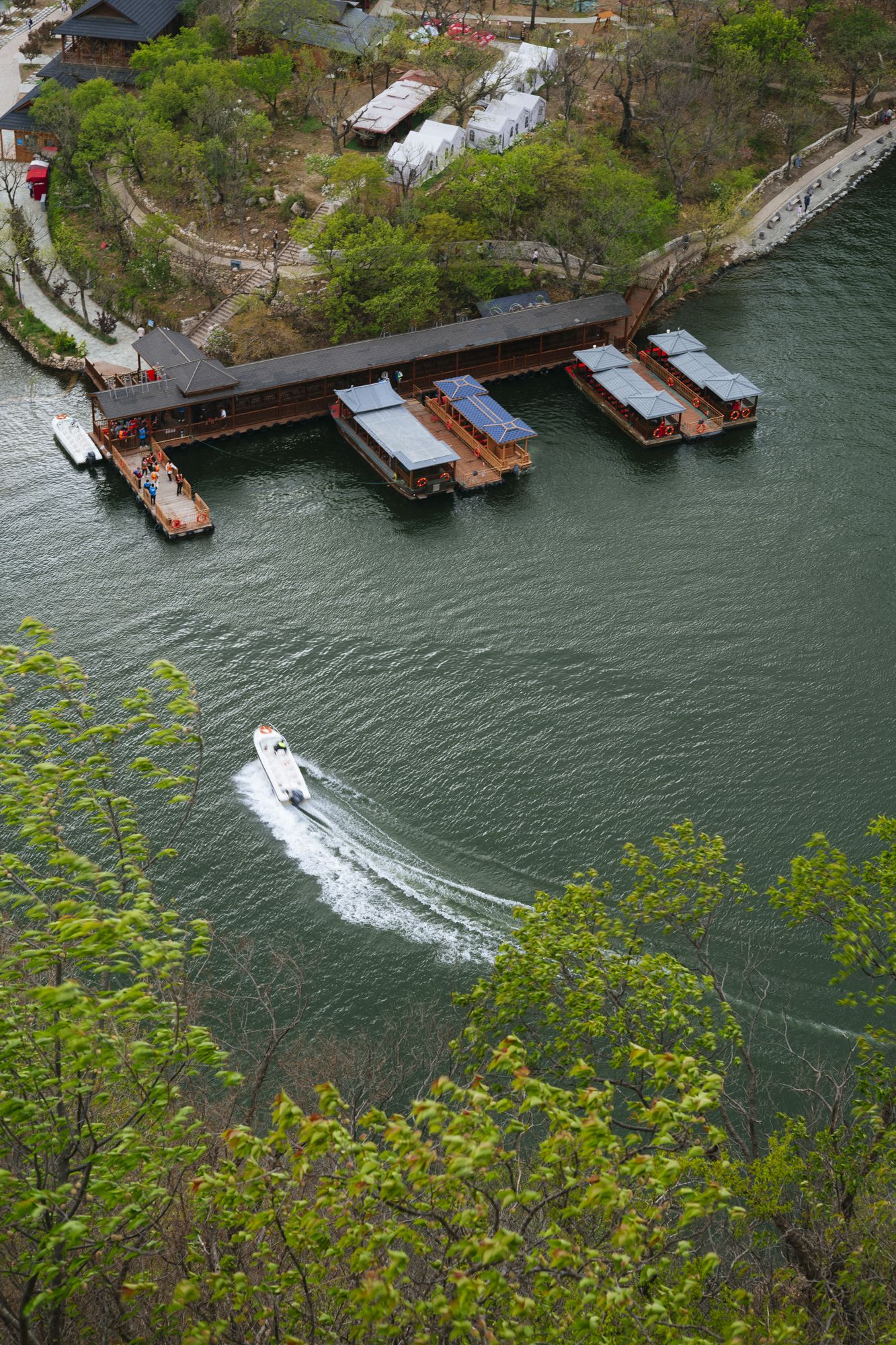 快艇在灏明湖上优美的转身