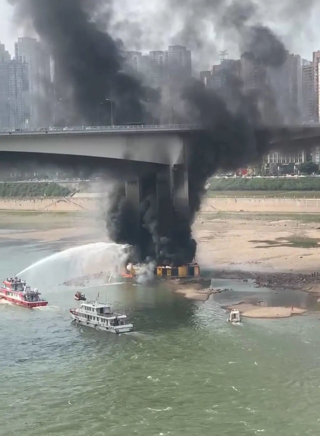 重庆黄花园大桥桥墩起火!|嘉陵江_新浪财经_新浪网