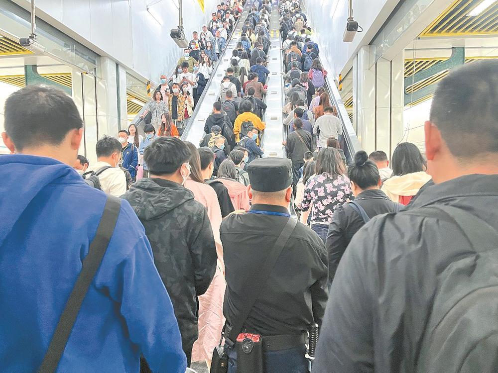 成都地铁里人流如织