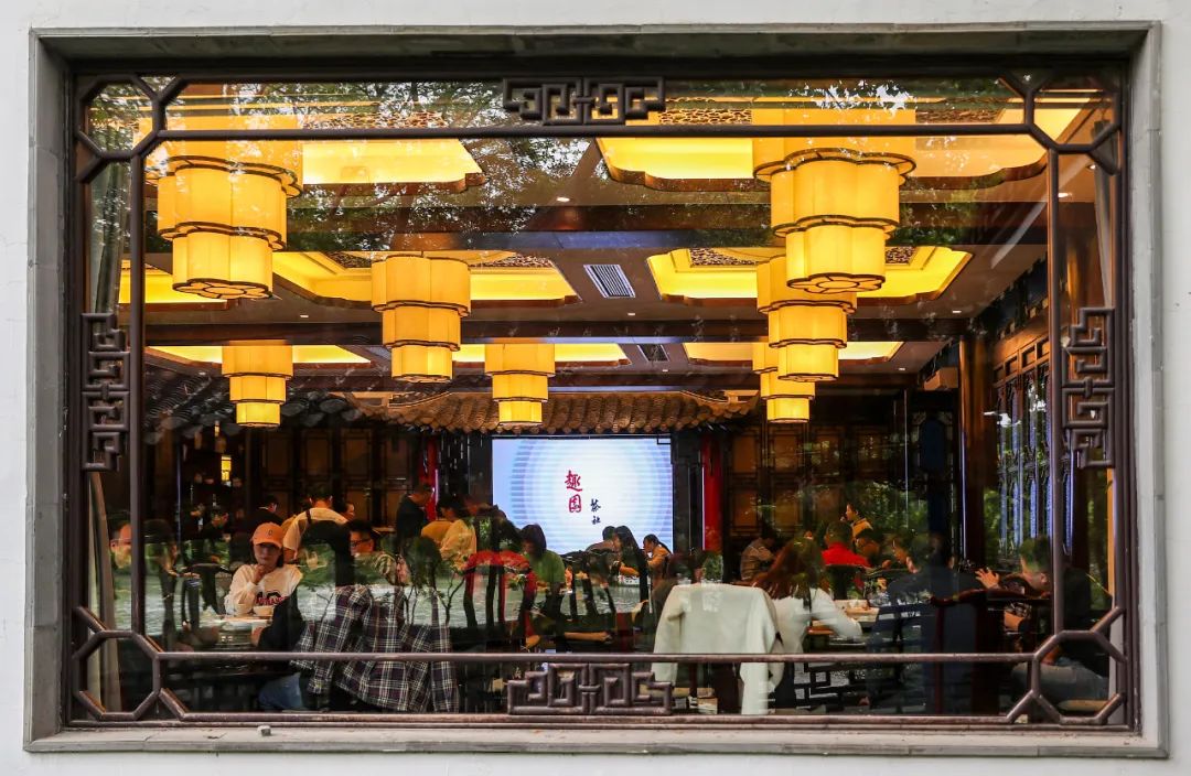 &nbsp;4月29日,江苏扬州,游客在趣园茶社品早茶.
