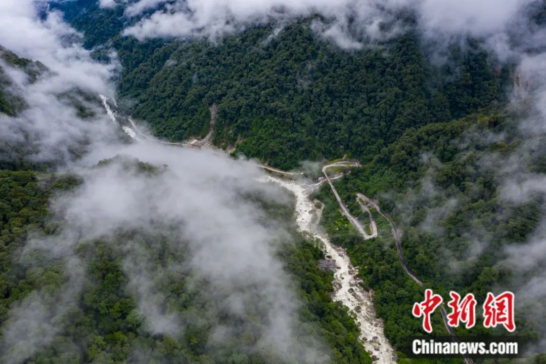 2020年,航拍首条进入西藏墨脱的公路扎墨公路.何蓬磊 摄