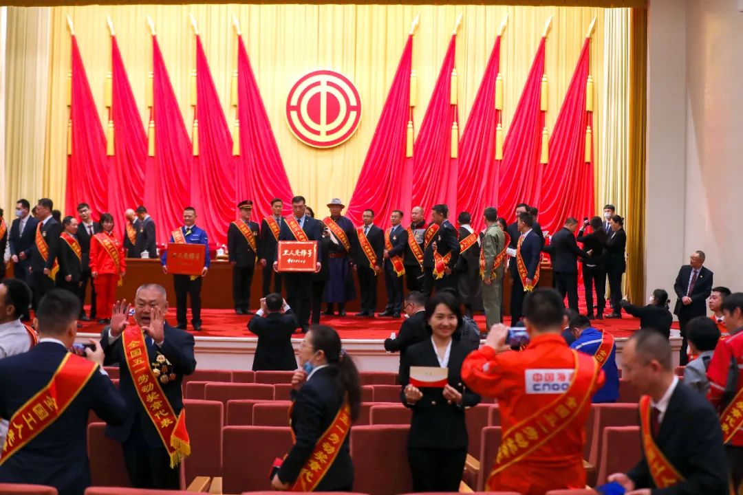 独家图片直击庆五一系列活动表彰大会最美职工发布仪式心连心特别节目