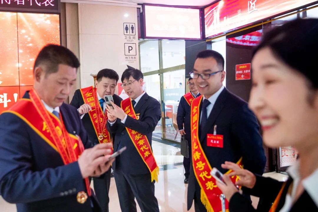 独家图片直击庆五一系列活动表彰大会最美职工发布仪式