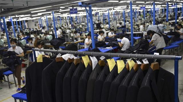 越南河内,当地一家工厂的工人正在生产服装.视觉中国 资料图