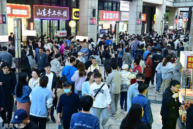 2023年4月15日，上海松江泗泾三湘夜市游客络绎不绝。 视觉中国 资料图