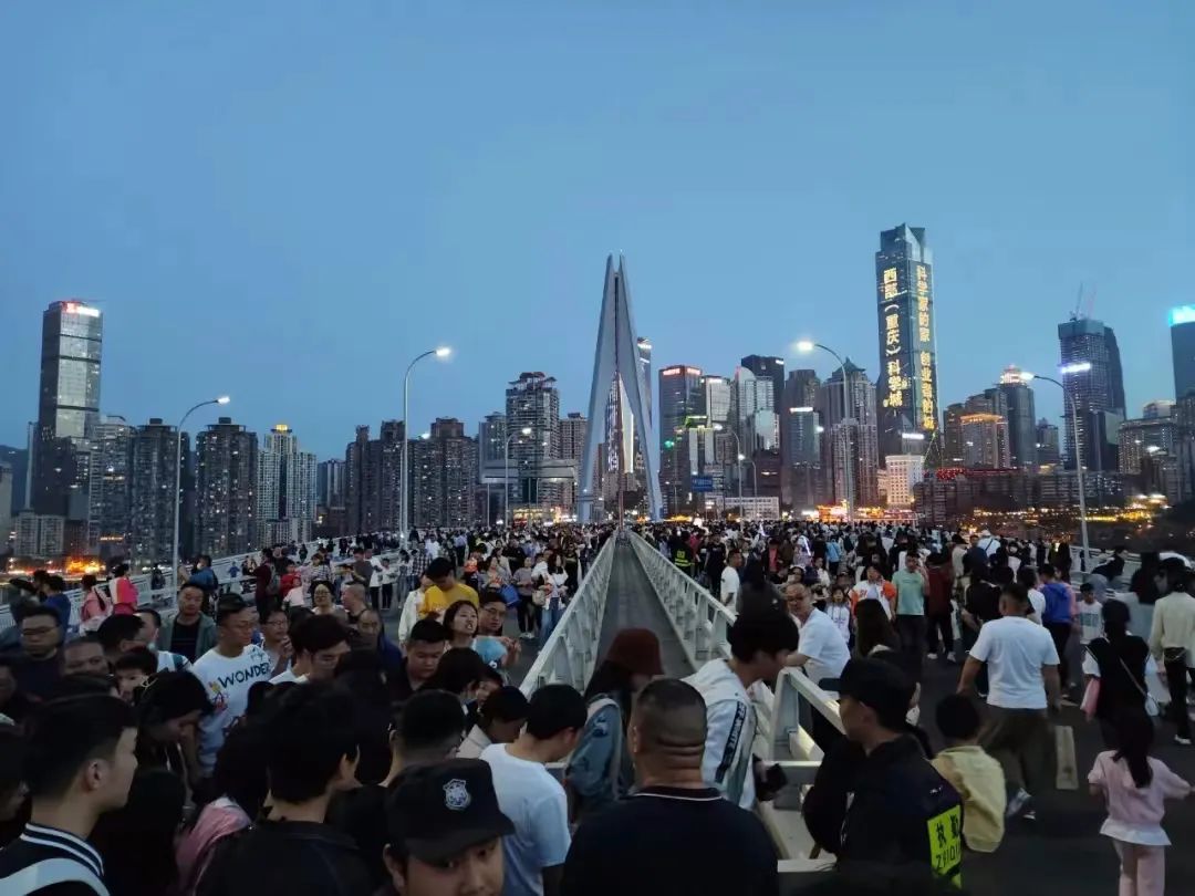 "五一"首日,游客"人从众"来重庆,重庆"又双叒"宠粉 !