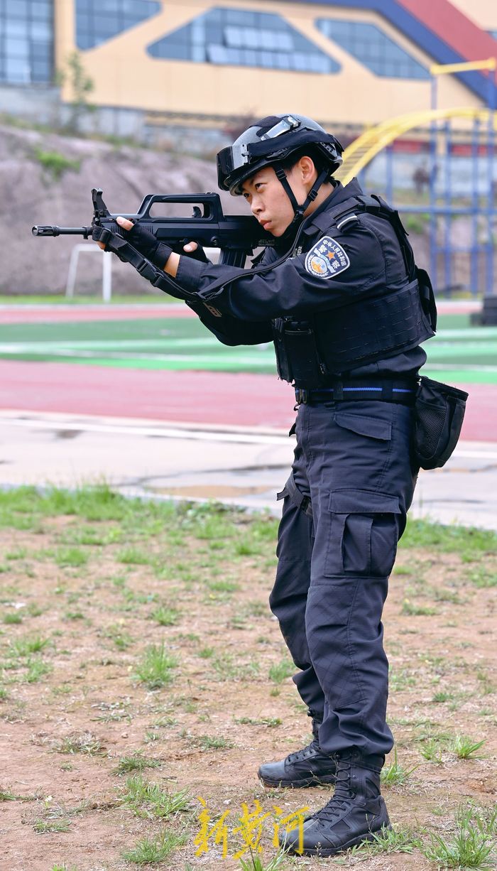 4月30日早上7:00,26岁的济南市公安局特巡警支队三大队女特警谢君艳照