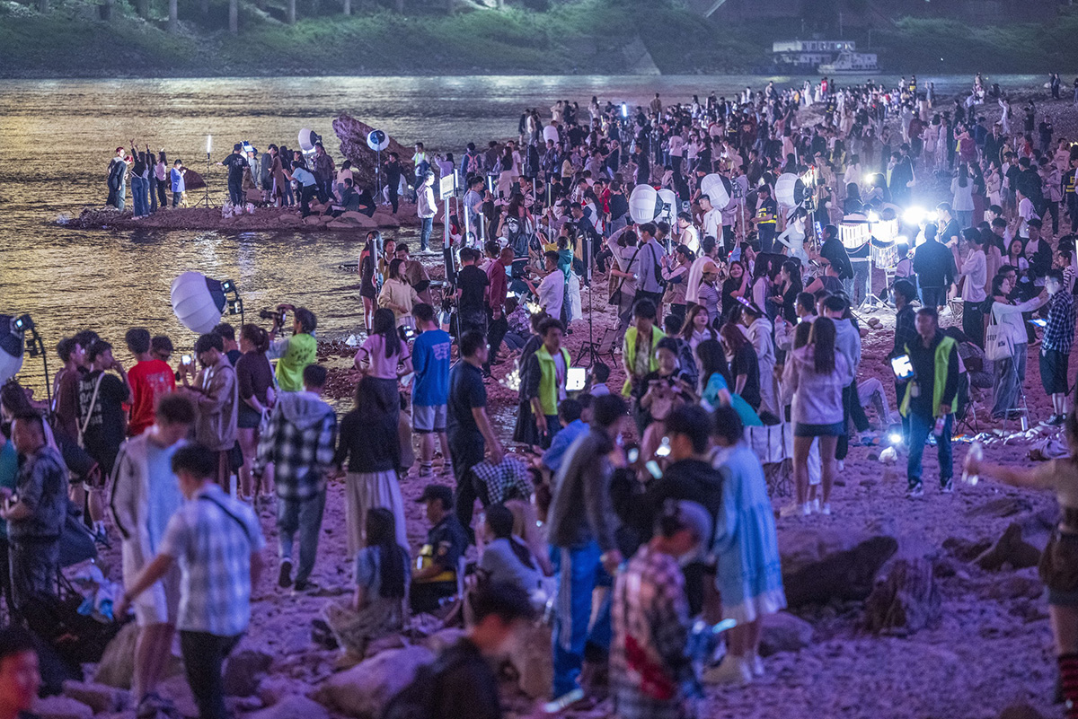 2023年4月29日，重庆，江滩公园，游客在打卡拍照。IC 图