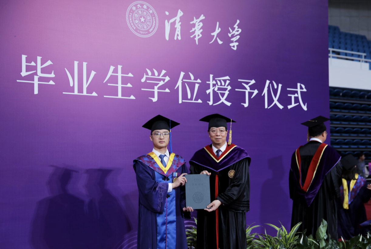 清华大学党委书记邱勇教授为毕业生授予学位证书