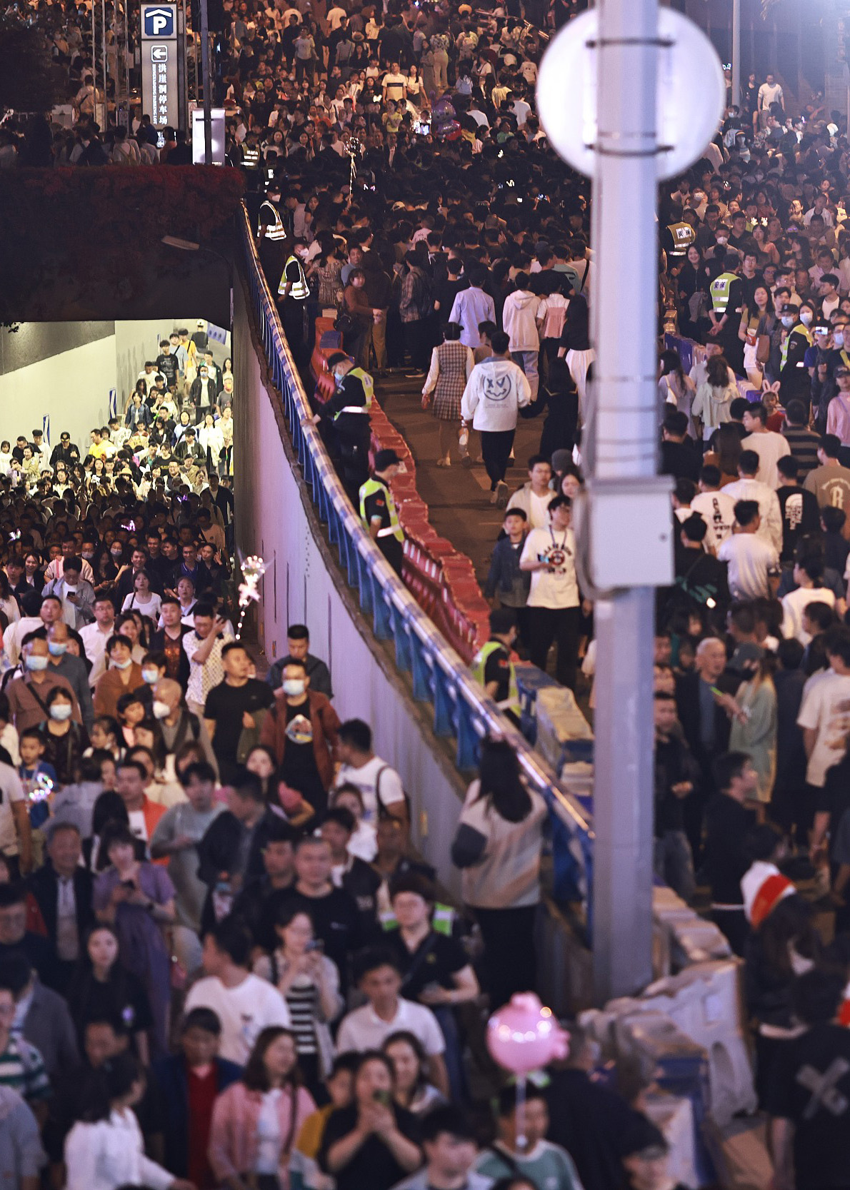 2023年4月29日，重庆洪崖洞封路封桥，千厮门大桥上挤满了密密麻麻的游客，方便游客打卡拍照。视觉中国 图