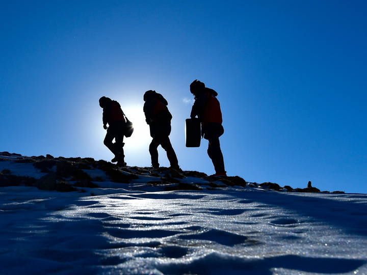 国家电网西宁供电公司输电运检中心运检人员在登山巡检(2021年1月21日