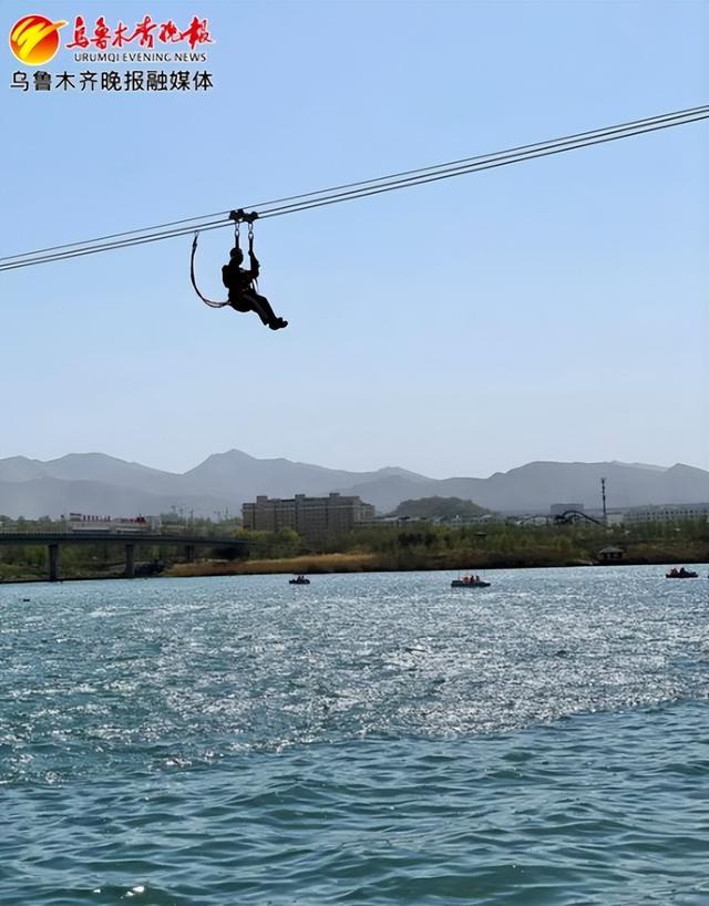 4月29日,在水上乐园,游客体验水面滑索.