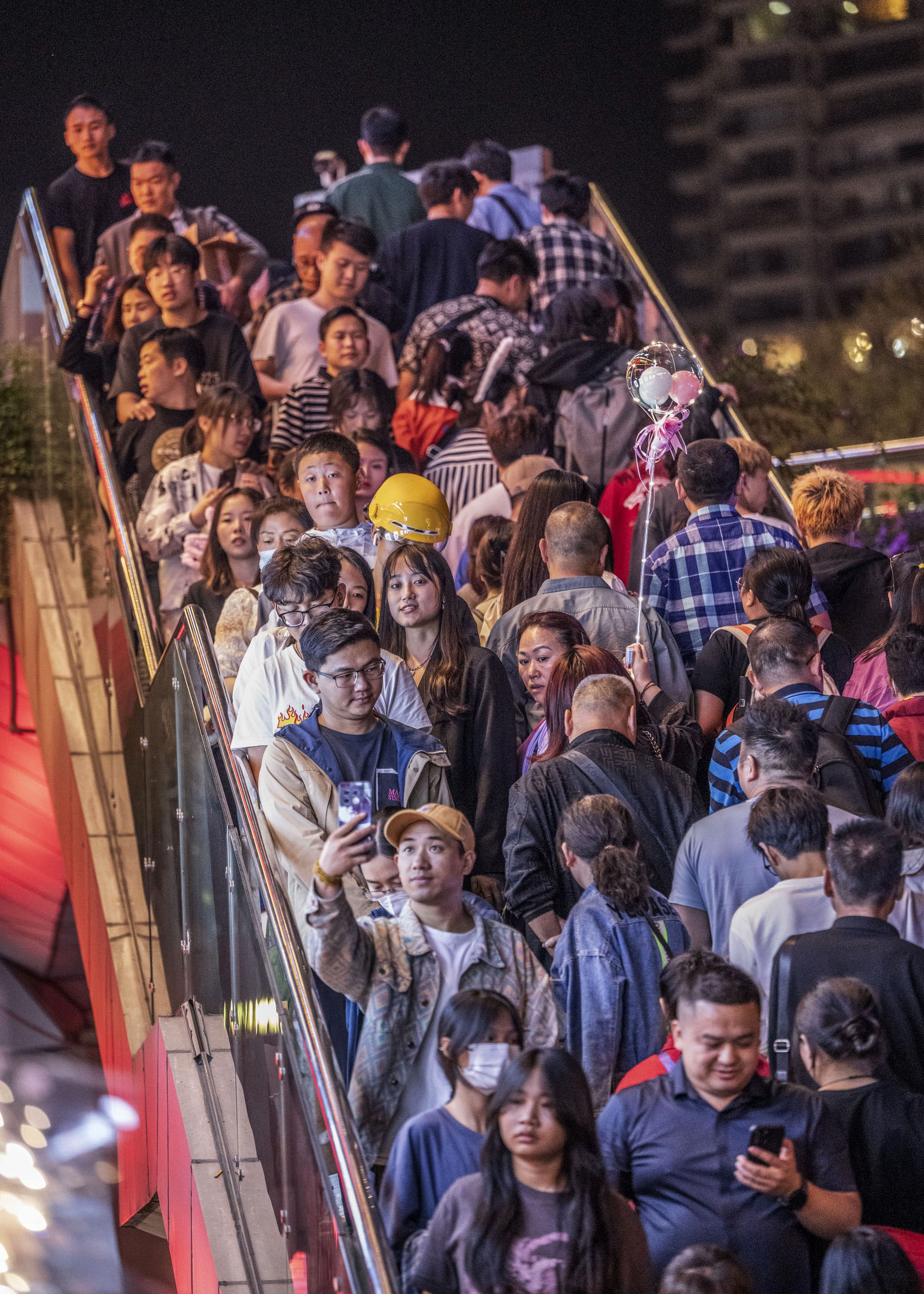 2023年4月29日，五一假期的重庆，开启“人从众”模式。IC 图