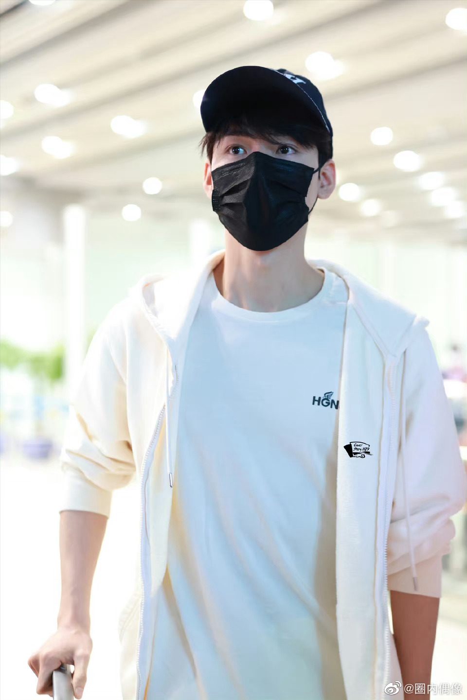龚俊今日机场路透图96 米色套装搭配棒球帽休闲帅气,状态好好!