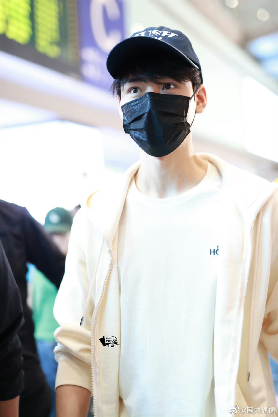 龚俊今日机场路透图96 米色套装搭配棒球帽休闲帅气,状态好好!