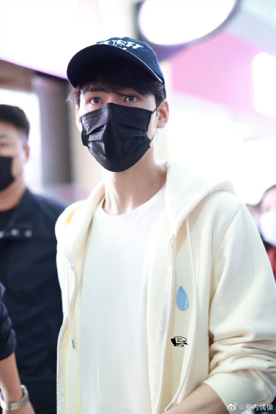 龚俊今日机场路透图96 米色套装搭配棒球帽休闲帅气,状态好好!
