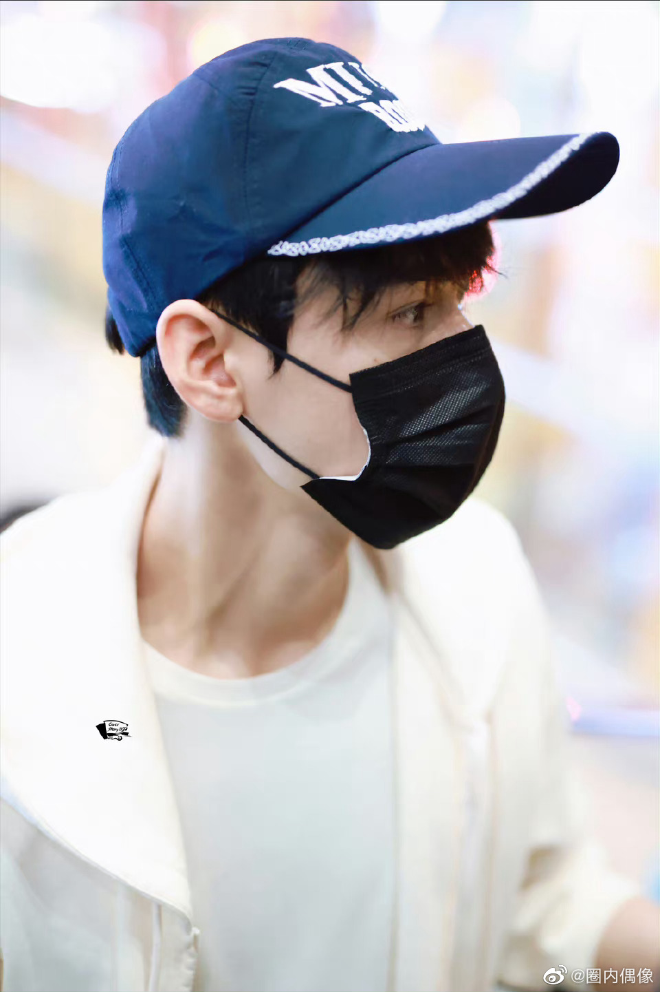 龚俊今日机场路透图96 米色套装搭配棒球帽休闲帅气,状态好好!