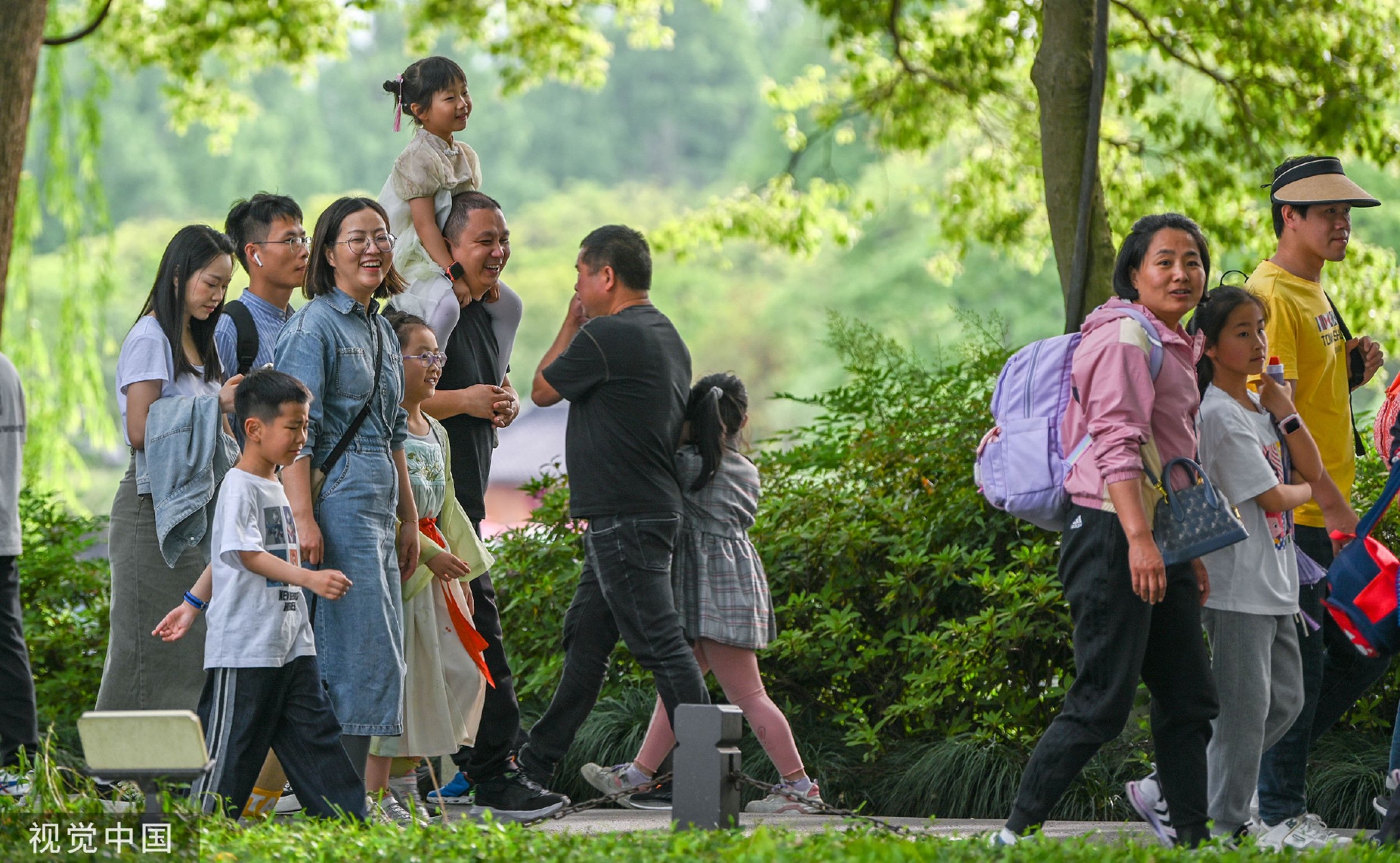 2023年4月30日,杭州,西湖苏堤,游客乐在其中.