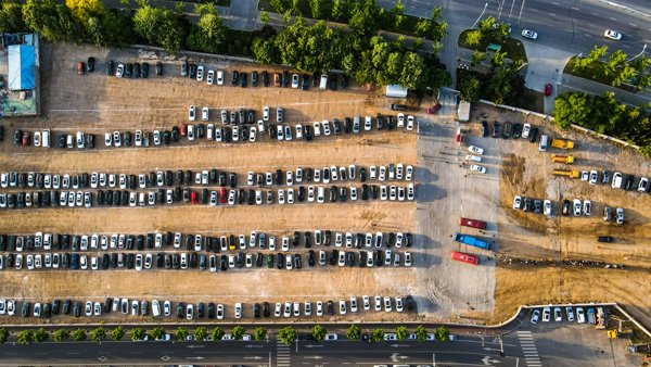 这是4月29日拍摄的淄博市临淄区新建可容纳1200辆车的临时停车场，该停车场供游客免费停车（无人机照片）。
