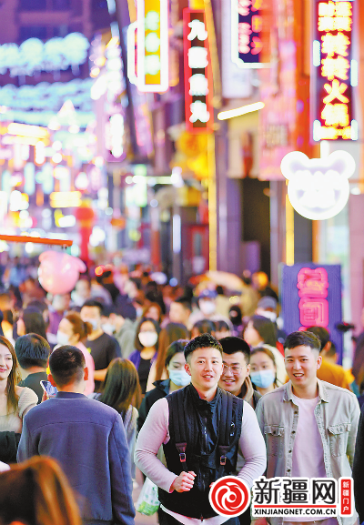 4月29日晚,在万达金街,熙熙攘攘的人群让夜晚的城市更加热闹.