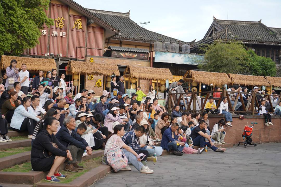 乐享假日体验烟火气息，成都“五一”出行太火爆