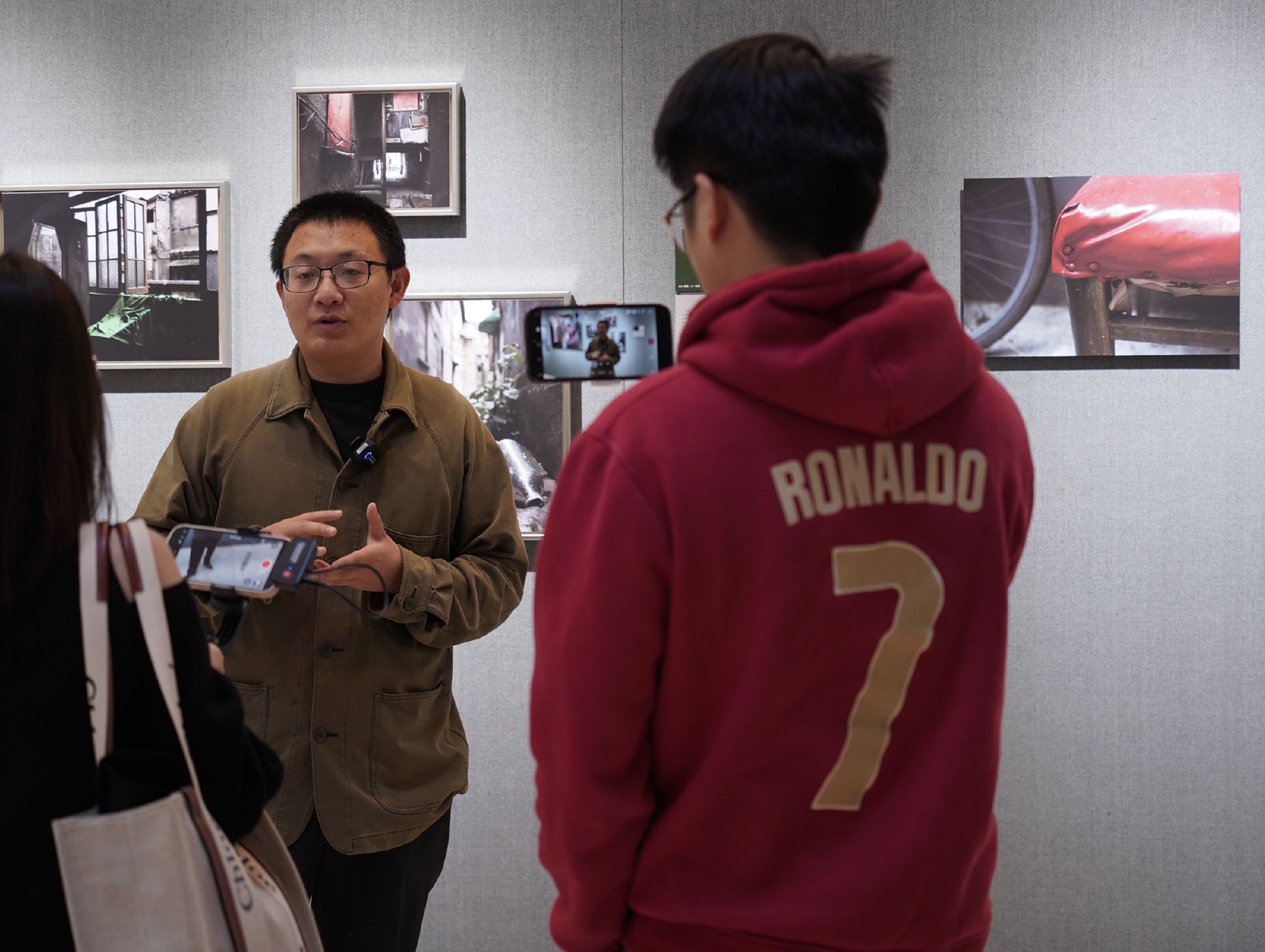 2023年4月30日,展览《上海相册》其中一位策展人许海峰正在做导览.