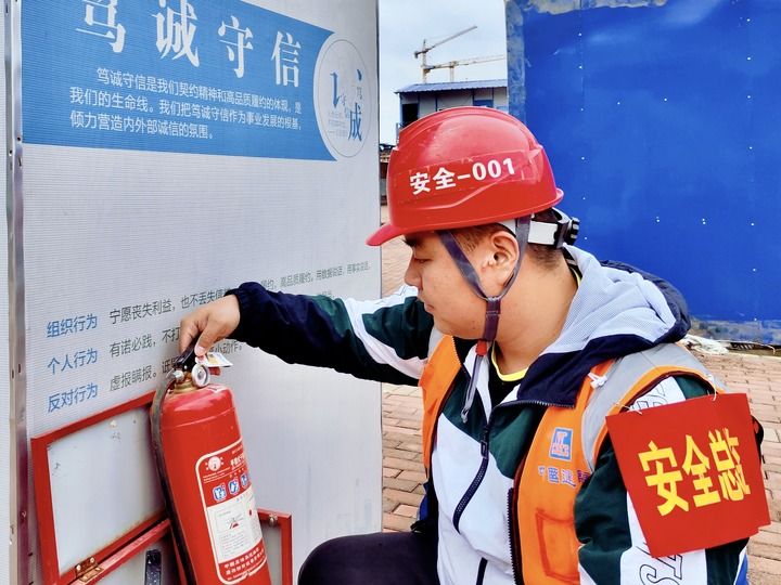 2023年4月30日,中建三局云南分公司安全总监蒲札在进行消防检查。新华社发(王威 摄)