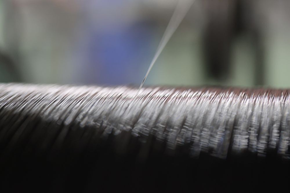 这是4月18日在贵州钢绳股份有限公司拍摄的0.6毫米直径钢丝绳。新华社记者 崔晓强 摄