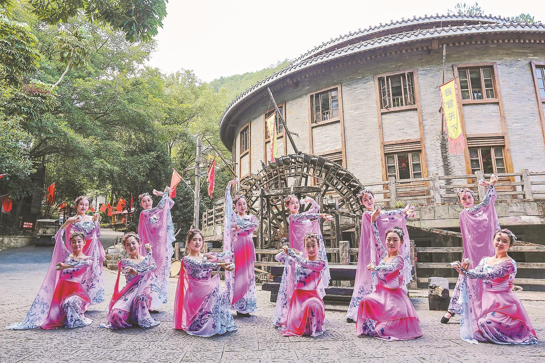 立足客家文化 梅州打造文旅融合特色“小镇”|梅州市|潮州市|梅州客天下景区|广东省|天下客家_新浪新闻