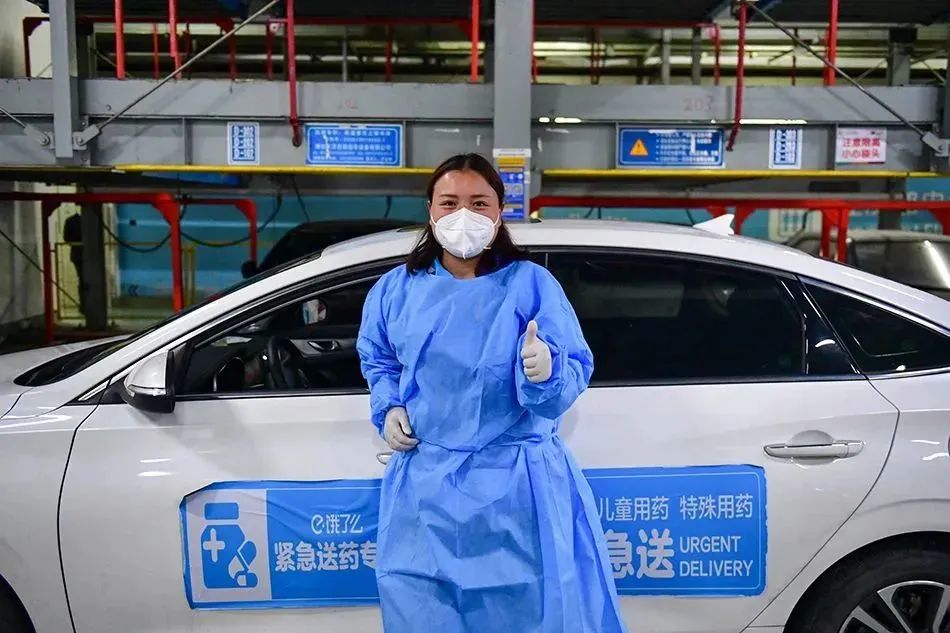 2022年上海疫情期间,田丹是饿了么应急特需项目唯一的女骑手。