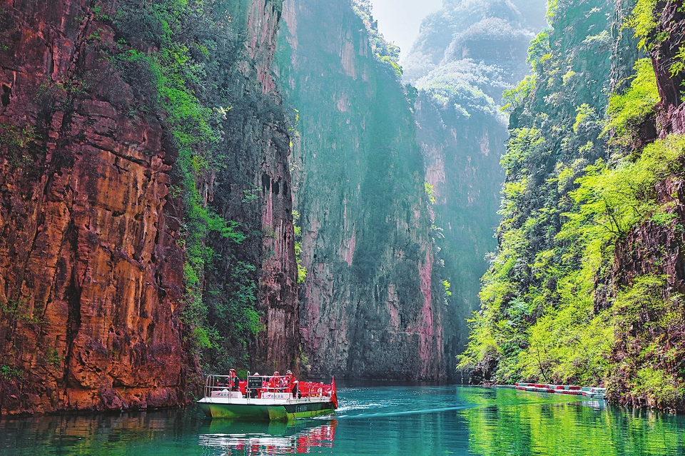 图①4月30日,来自全国各地的游客在平顺县通天峡景区畅游青山绿水.