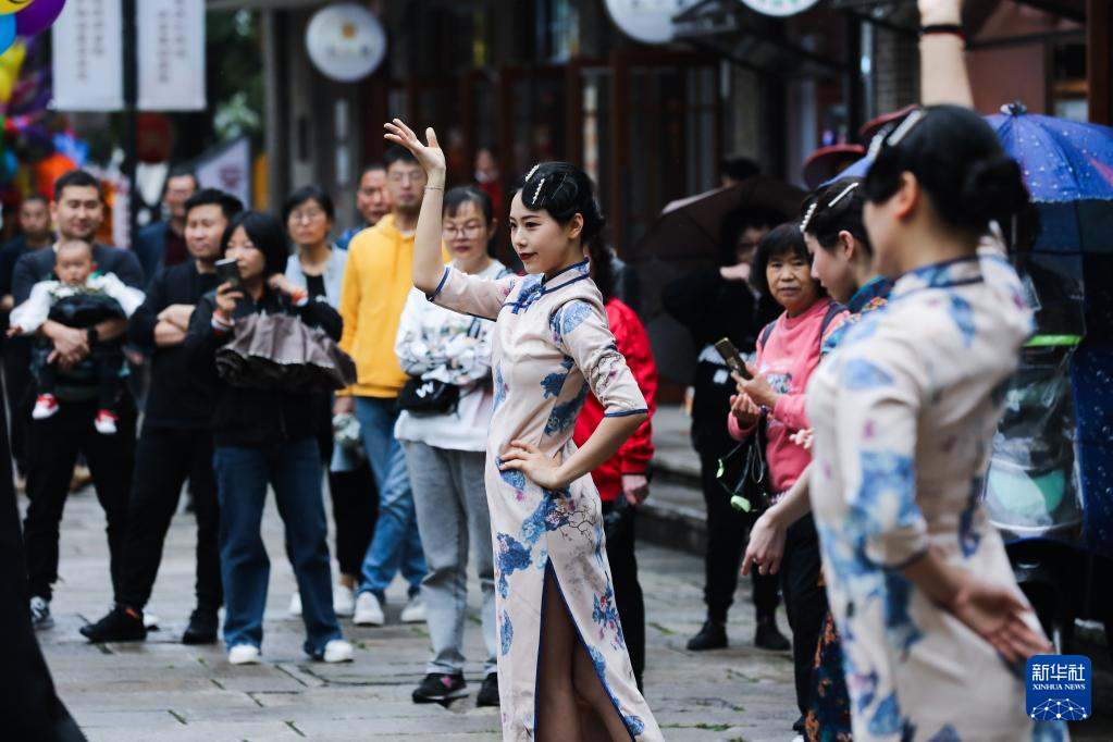 ▲4月29日，演员在浙江省杭州市余杭区瓶窑老街表演。图/新华社