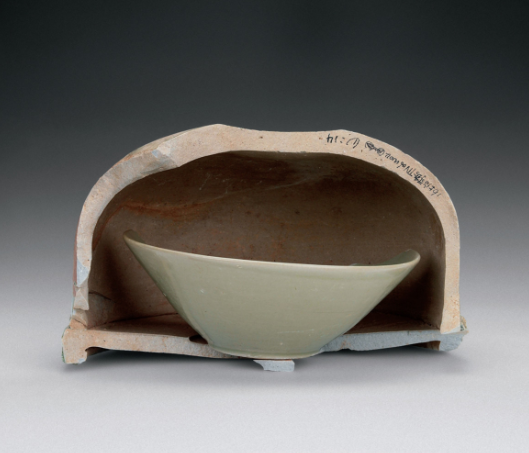 法门寺地宫出土 五瓣葵口凹底深腹秘色瓷碟