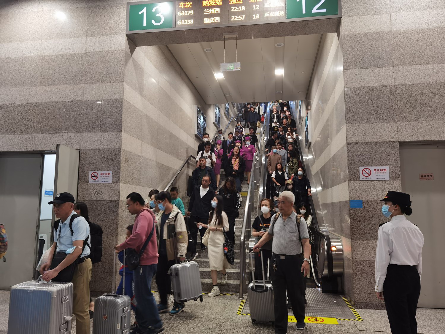 上海虹桥火车站夜间到站的旅客出站.铁路上海站 供图