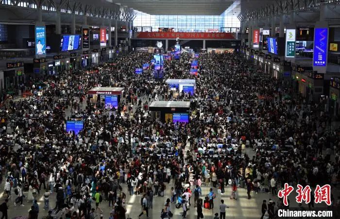 旅客在上海虹桥火车站有序候车。汤彦俊 摄